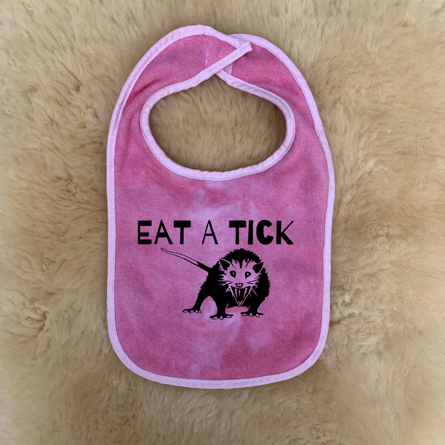 Eat A Tick Baby Lätzchen By 101 Damnations Shop - Trash Kitty | Possum, Opossum von 101DamnationsShop