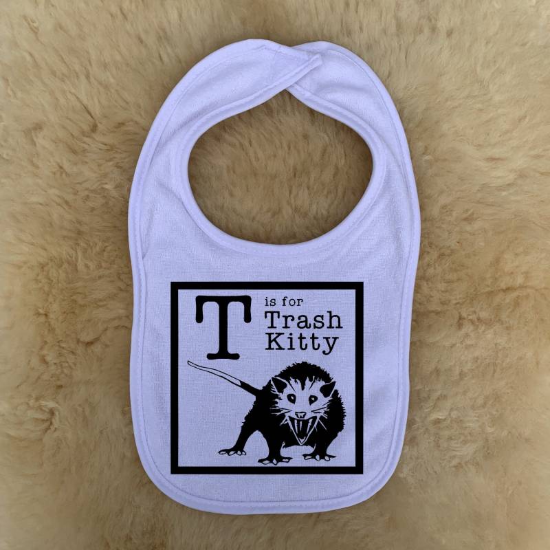 T Wie Trash Kitty | Possum Babylätzchen - Tiere Unhöfliches Lustiges Seltsames Unisex-Säuglingsbaby-Kleinkind Lustiges Babypartygeschenk von 101DamnationsShop