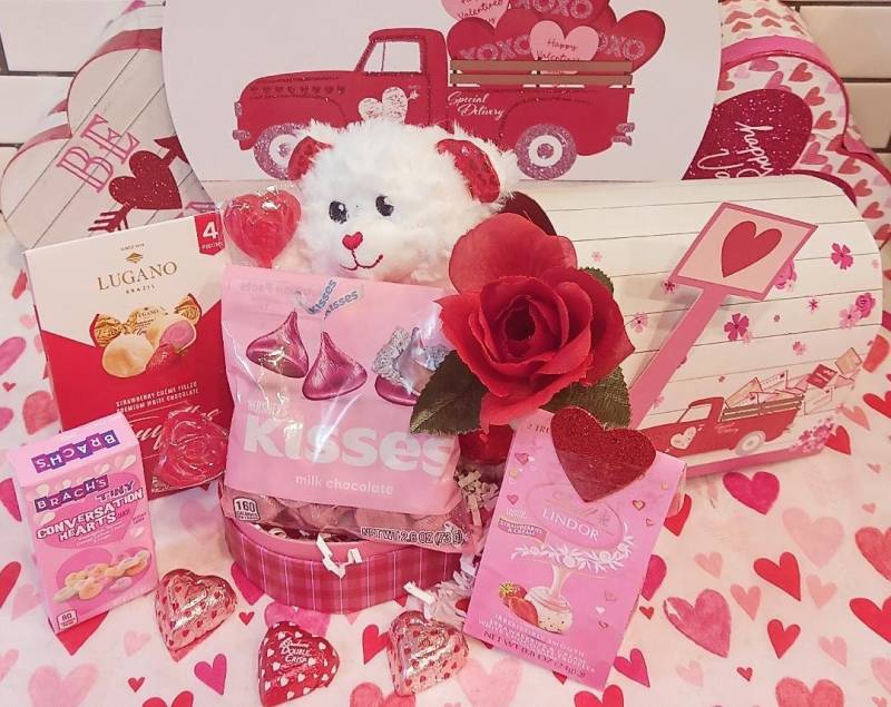 Valentinstag Briefkasten Frauen Geschenkkorb Lindt Erdbeer Trüffel Hershey Küsse Milchschokolade Süßigkeiten Weicher Plüsch Teddy Bär Rose Blume von 365giftbasket