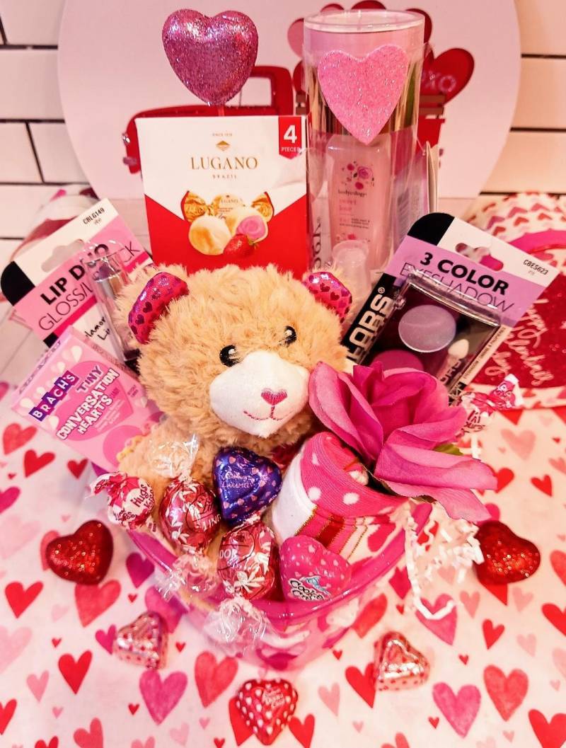 Valentinstag Frauen Geschenkkorb Für Sie Bodycology Sweet Love Body Spa Lippenstift Lidschatten Lindt Erdbeere Milchschokolade Teddybär von 365giftbasket