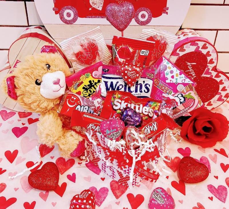 Valentinstag Kinder Mädchen Geschenkkorb Teddybär Spielzeug Kegeln Kit Kat Milchschokolade Gummy Candy Herz Lutscher Airheads Sour Patch von 365giftbasket