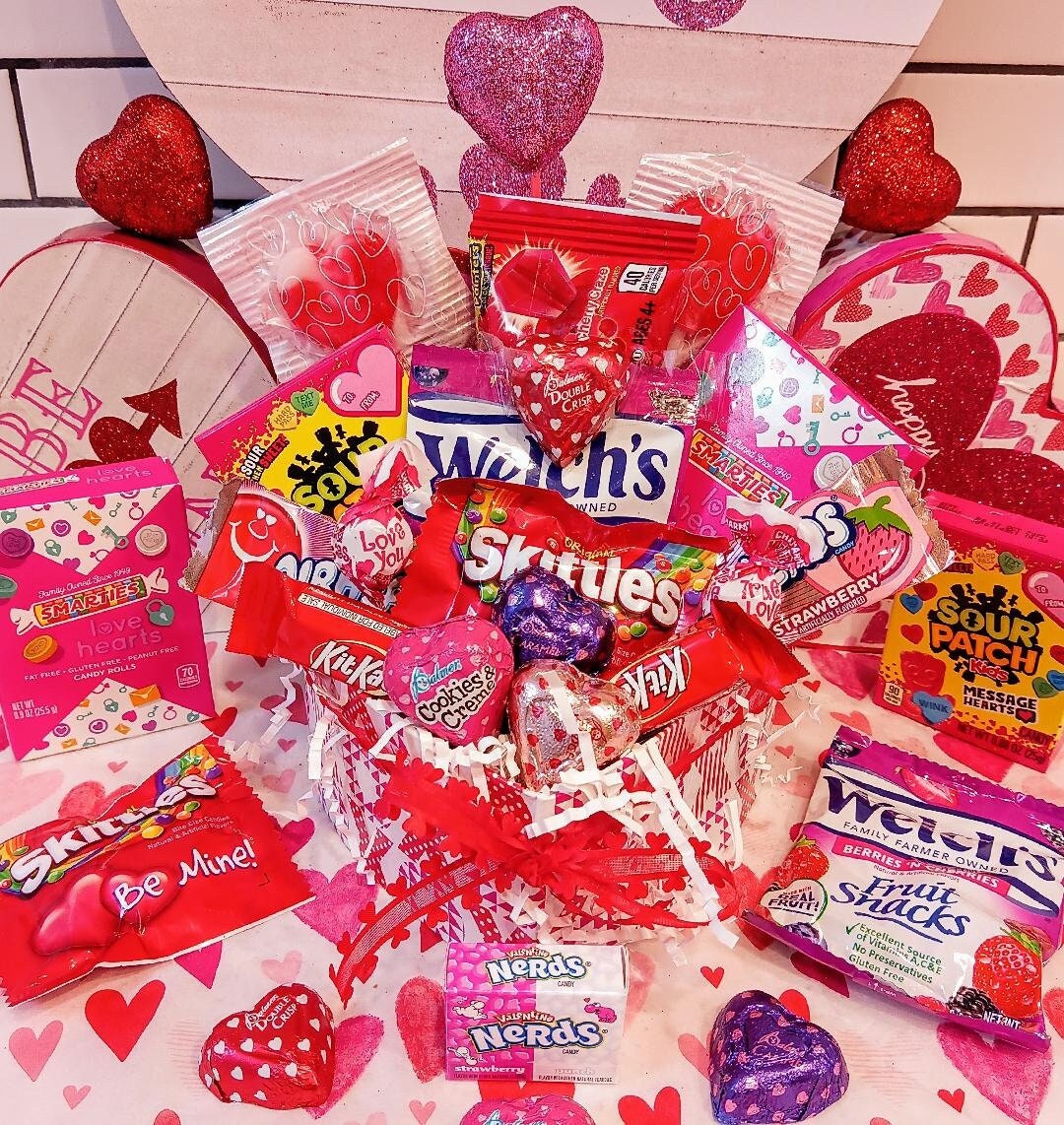 Valentinstag Kinder Mädchen Jungen Geschenkkorb Kegeln Kit Kat Milchschokolade Welch's Gummy Candy Herz Lutscher Airheads Sour Patch Goodies von 365giftbasket