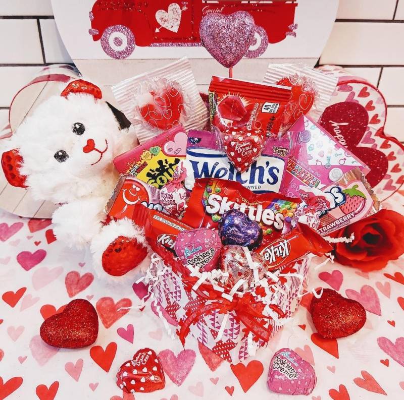 Valentinstag Kinder Mädchen Jungen Geschenkkorb Teddybär Spielzeug Kegeln Kit Kat Milchschokolade Gummy Candy Herz Lutscher Airheads Sour Patch von 365giftbasket