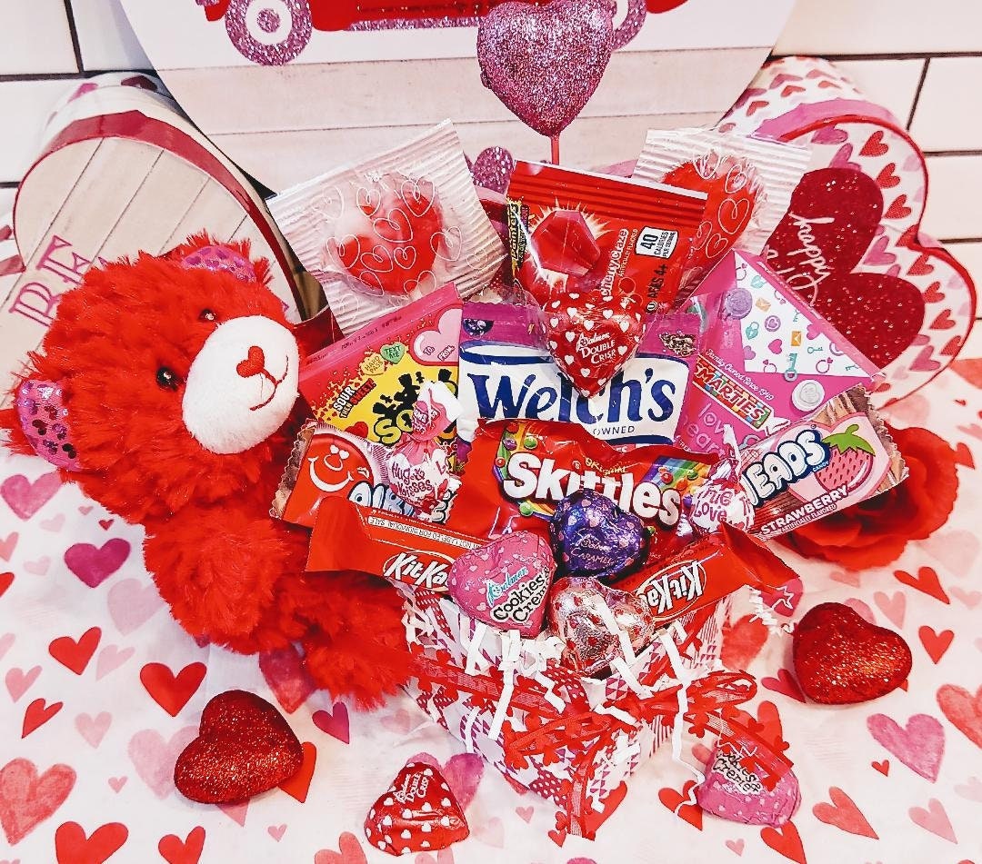 Valentinstag Kinder Mädchen Jungen Geschenkkorb Teddybär Spielzeug Kegeln Kit Kat Milchschokolade Gummy Candy Herz Lutscher Airheads Sour Patch von 365giftbasket