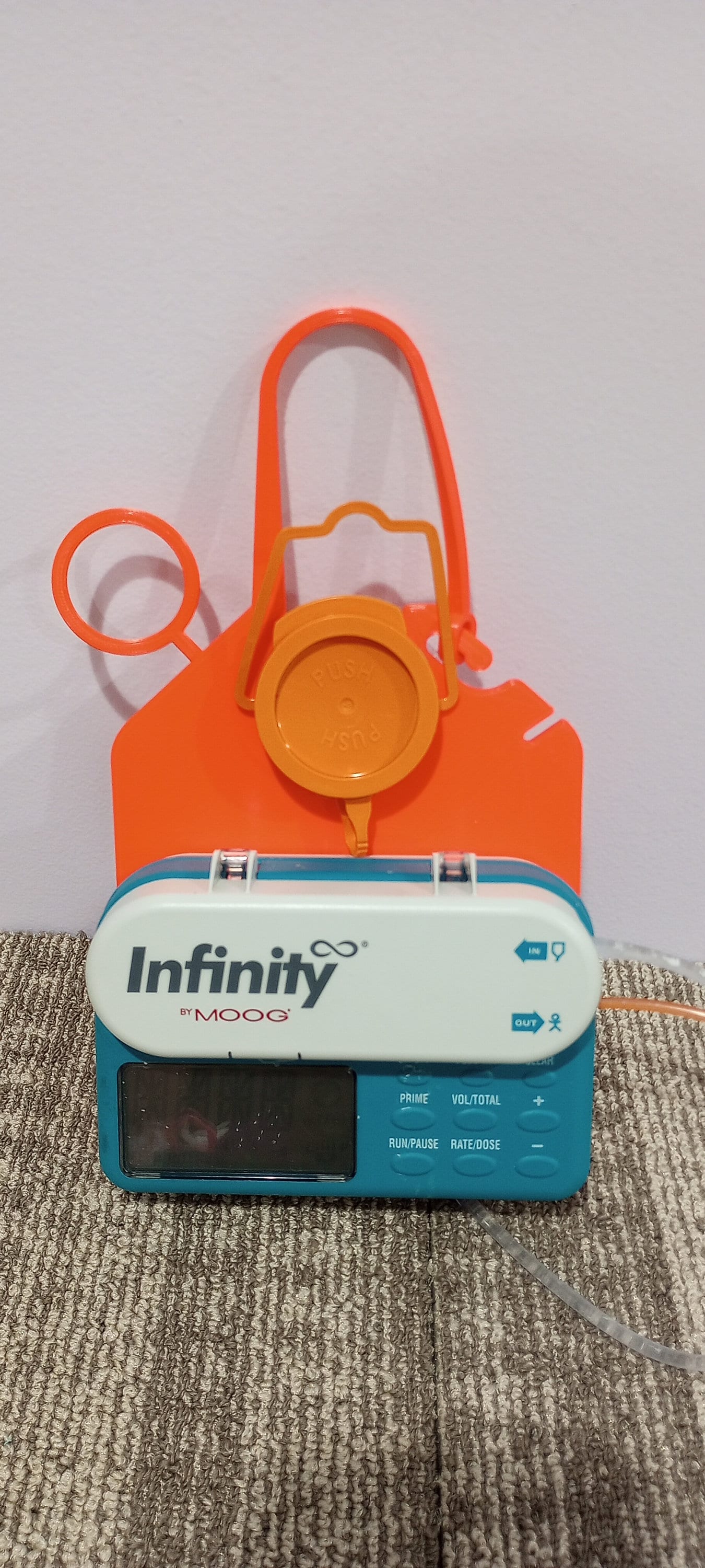 Tubie Hang™ Orangefarbene G-Tube-Flaschenhalter Für Den Infinity Orange Beutel von 3Dtubiedad