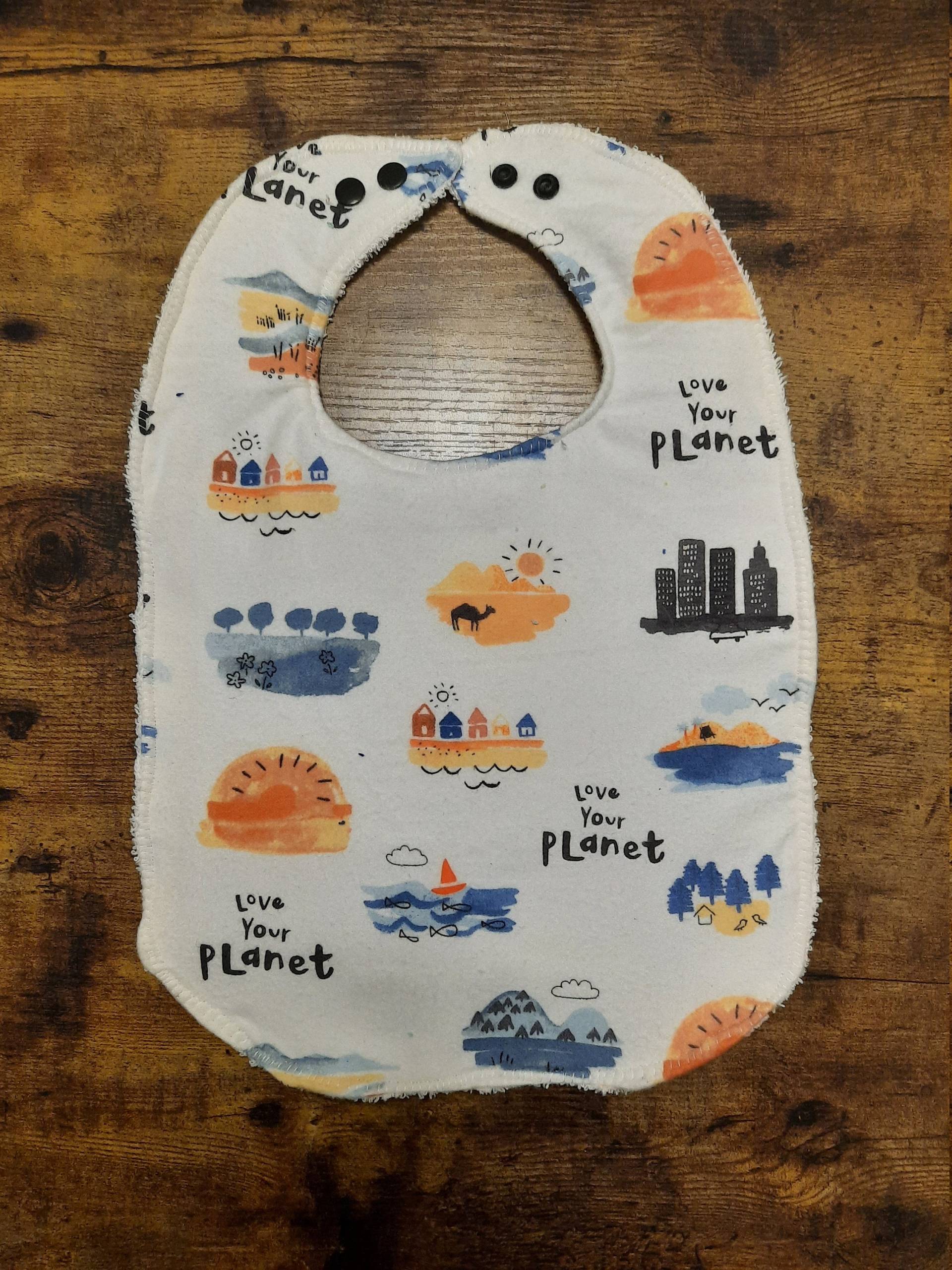 Love Your Planet Wasserdichte Kleinkind Bibs von AJsBibBoutique