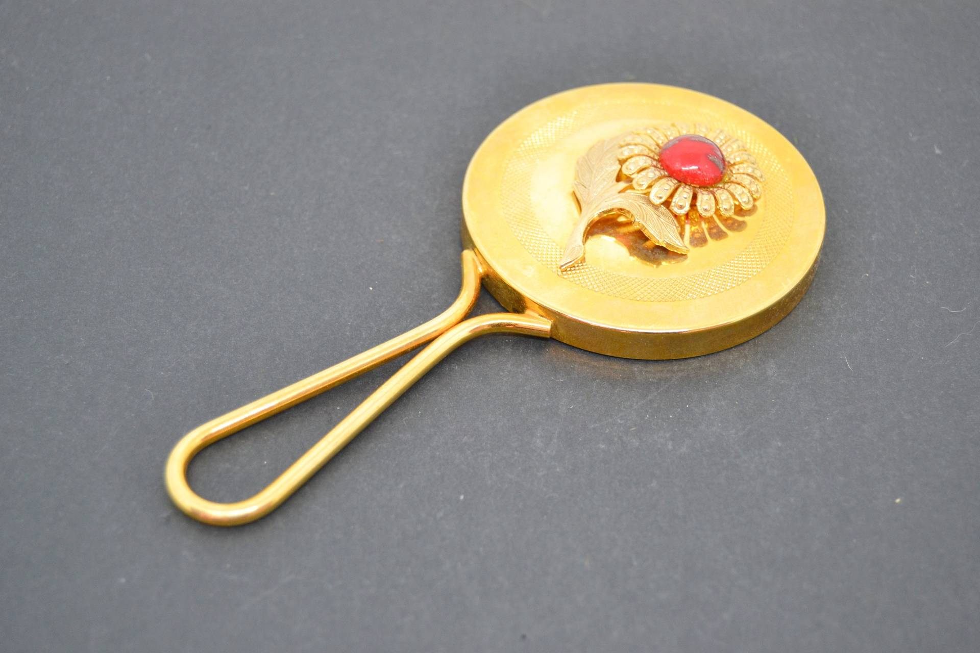 Vintage Gold Ton Handspiegel, Bad & Schönheit Vintage Makeup Goldfarbener Spiegel, Eleganter Vanity von AMAPOLAvintageFinds