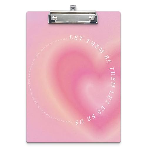 APJYM Pink Aura Romantisches Liebes-Klemmbrett, Let Them Be Them Let Us Be Us, inspirierendes Holz-Klemmbrett für Zuhause, Büro, Frauen, Ehefrau, Freundin, rosa Bürobedarf, Standard-A4-Buchstabengröße von APJYM