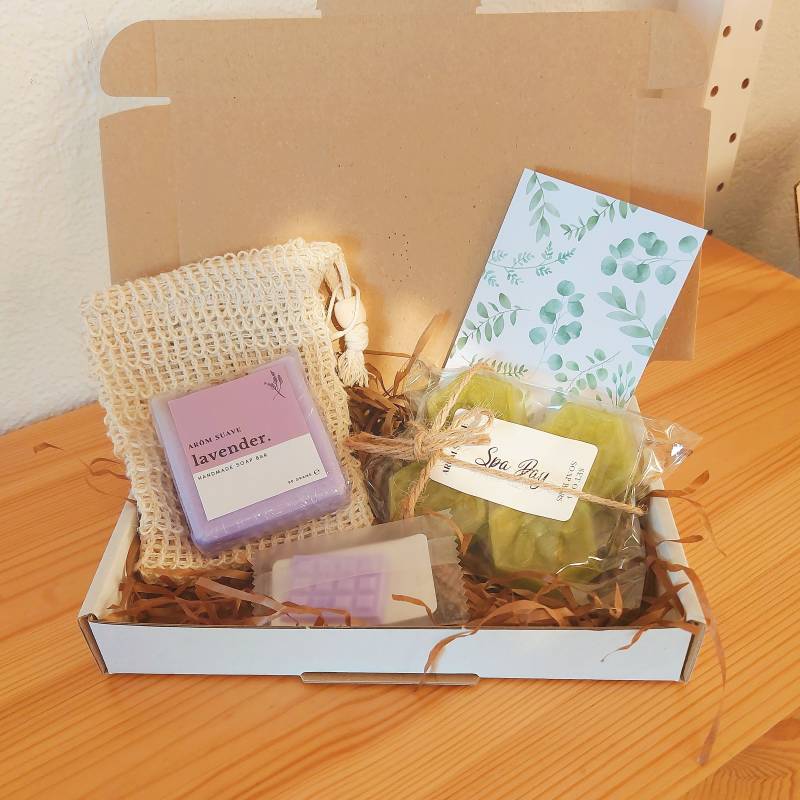 Ultimatives Seifen-Geschenkset - Selbstpflegebox Unter 25 Spa-Box Geschenk Für Sie Verwöhnbox Mit Seifenstücken von AROMSUAVE