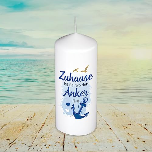 Maritime Stumpenkerze Sprüche für Kerzen auf Tattoofolie | Geschenkfolie und Schleife | mit Geschenkverpackung | Möwe Leuchtturm Meer See Anker Heimathafen (Maritime Stumpenkerze – Zuhause) von AV Andrea Verlag