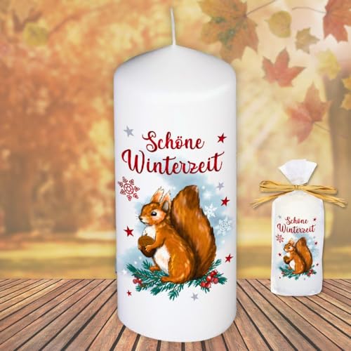 Motivkerze Tiere Stumpenkerze – Schöne Winterzeit, Eichhörnchen - Kerze in Geschenkverpackung mit Schleife | moderne Motive Herbstmotiv Wintermotiv auf Tattoofolie Schiebefolie von AV Andrea Verlag