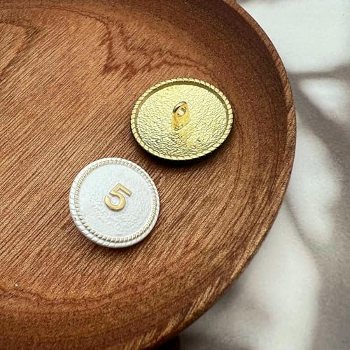 6 Stück - Luxus-Markendesign, Gold, Schwarz, Weiß, 5, fünf Zahlen, runde Metallknöpfe für Kleidung, DIY, Nähzubehör, Dekorknöpfe - Weiß - 25 mm 6 Stück - Luxus-Markendesign, Gold, Schwarz, Weiß, 5, fünf Zahlen, runde Metallknöpfe für Kleidung, DIY, Nähzubehör, Dekorknöpfe - Weiß - 25 mm von AYHTUD