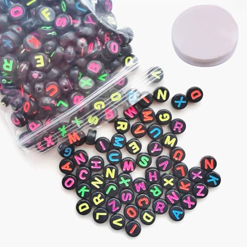 AYNKH 1000 Buchstabenperlen Set, 1000 Stück schwarzer Hintergrund, fluoreszierend, Buchstabenperlen + 10 m, Länge 0,7 mm, elastisches Seil, Set zum Herstellen von Armbändern von AYNKH