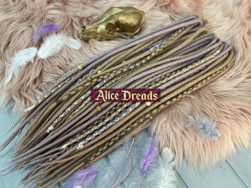 Alice Dreads Dreadlock-Verlängerungen Dreadlocks Set Wolle Dunkelblond Blond Honig Rose Koralle Puder von AliceDreads