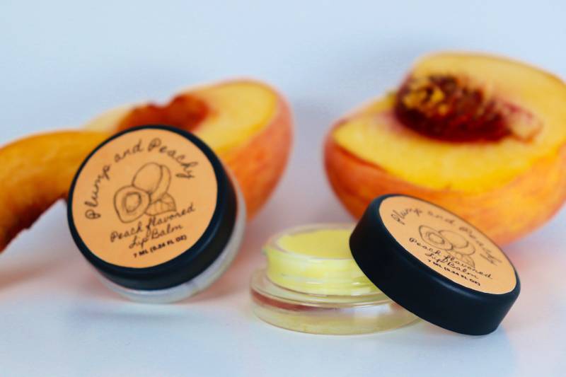 Plump & Peachy - Lippenbalsam Mit Pfirsichgeschmack Für Trockene, Rissige Lippen von AmarantasApothecary