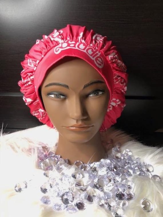 Baddie Satin Bonnet | Pink/Weiß von AmourDiorLLC