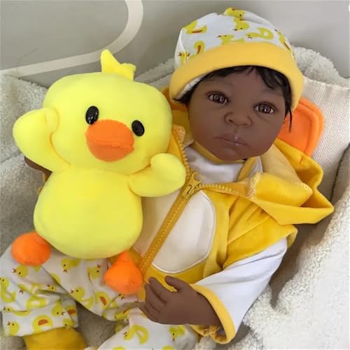 Anano Reborn Baby Puppen Schwarz bis 22 Zoll Lebensechte Afroamerikanisch Neugeborene Baby Puppe, die echte Biracial Baby Puppe mit gelber Kleidung für 3+ Jahre alt Aussehen von Anano