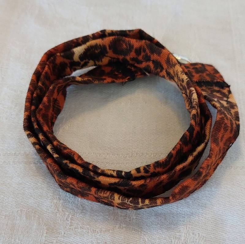 Wickelarmband Baumwollstoff Verschiedene Farben Armband, Textilschmuck Boho Leo Leoprint von AndreaNaehtShop