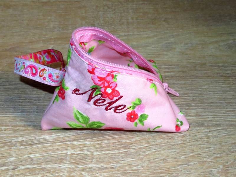 Schnullertasche Mit Namen Bestickt Personalisiert Wunschname Rosa Rosen Babygeschenk Mädchen von AnnimannieB