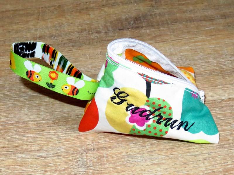 Schnullertasche Mit Namen Bestickt Wunschname Personalisiert Babygeschenk Bunte Äpfel von AnnimannieB