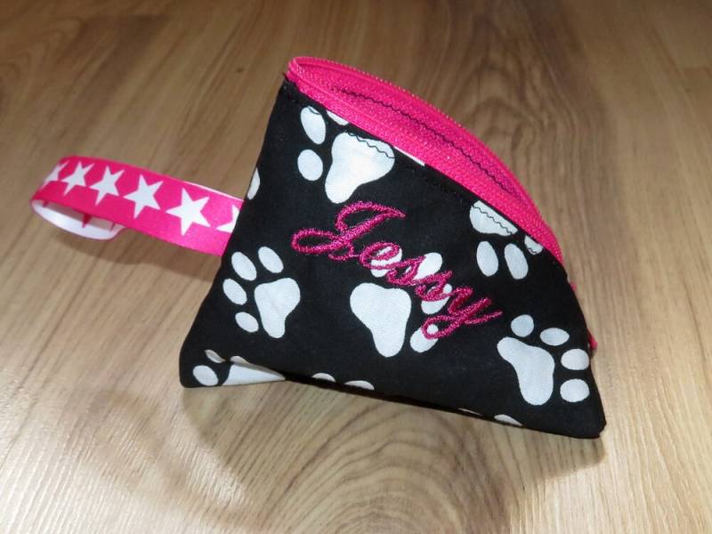 Schnullertasche Mit Namen Bestickt Wunschname Personalisiert Babygeschenk Unisex Junge Mädchen Pfoten Hund Katze von AnnimannieB