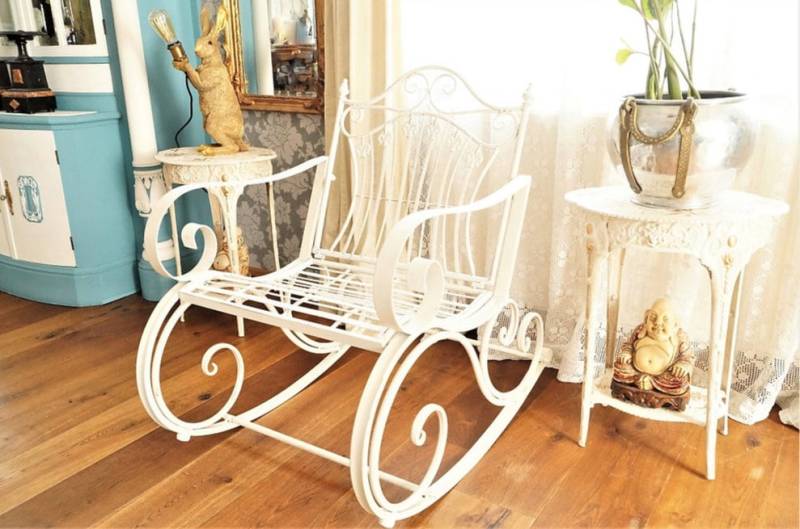 Elegant Antique-style Rustic White Iron Garden Chair For Indoor & Outdoor Enchantment von AntiquaVinux