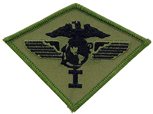 Offiziell lizenziertes United States Marine Corps USMC, 1st Aircraft Wing Patch, mit Aufbügelkleber (Subdued Woodland / Green) von Artisan Owl