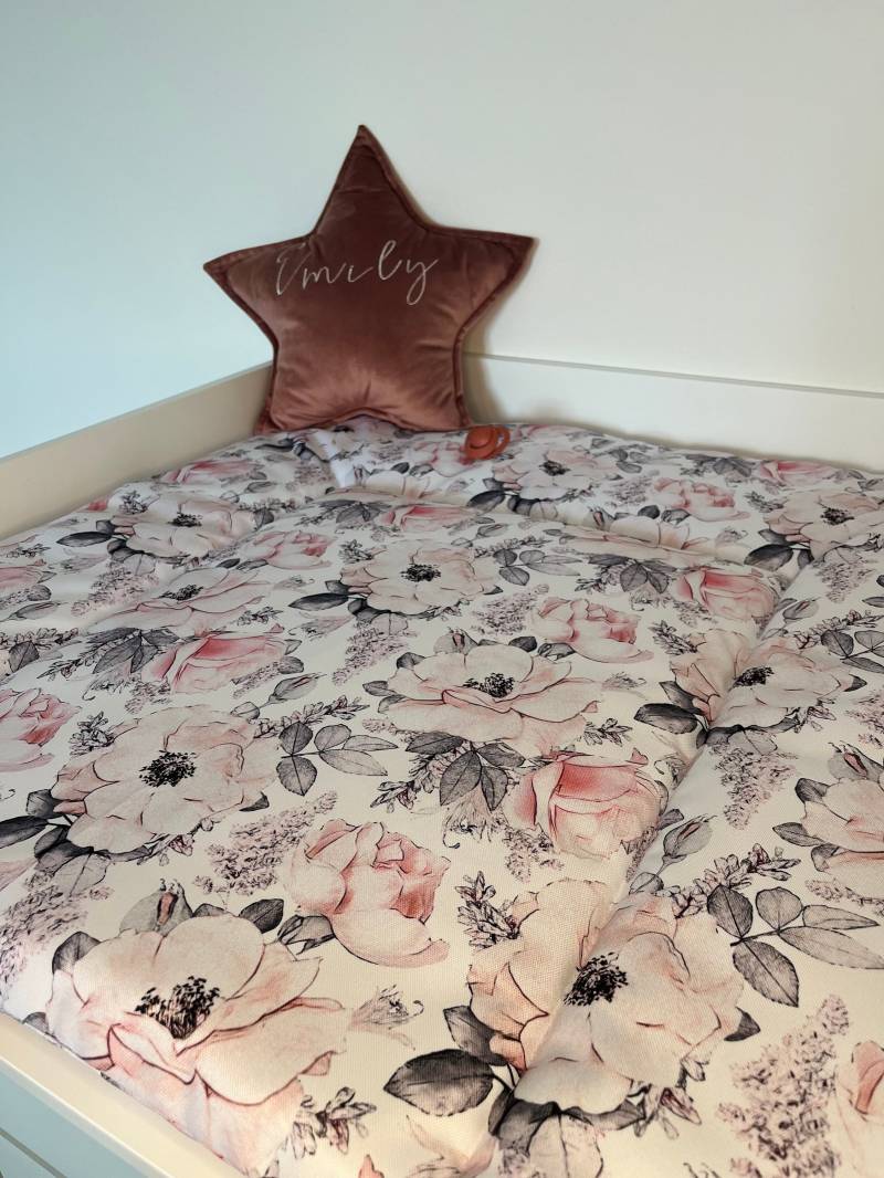 Wasserabweisende Wickelunterlage, Wickeltisch, Babypartygeschenk, Geschenk Für Ein Neugeborenes, Rosa Blumen, Babyzimmer, Abwaschbare Wickel von AtelieMagique