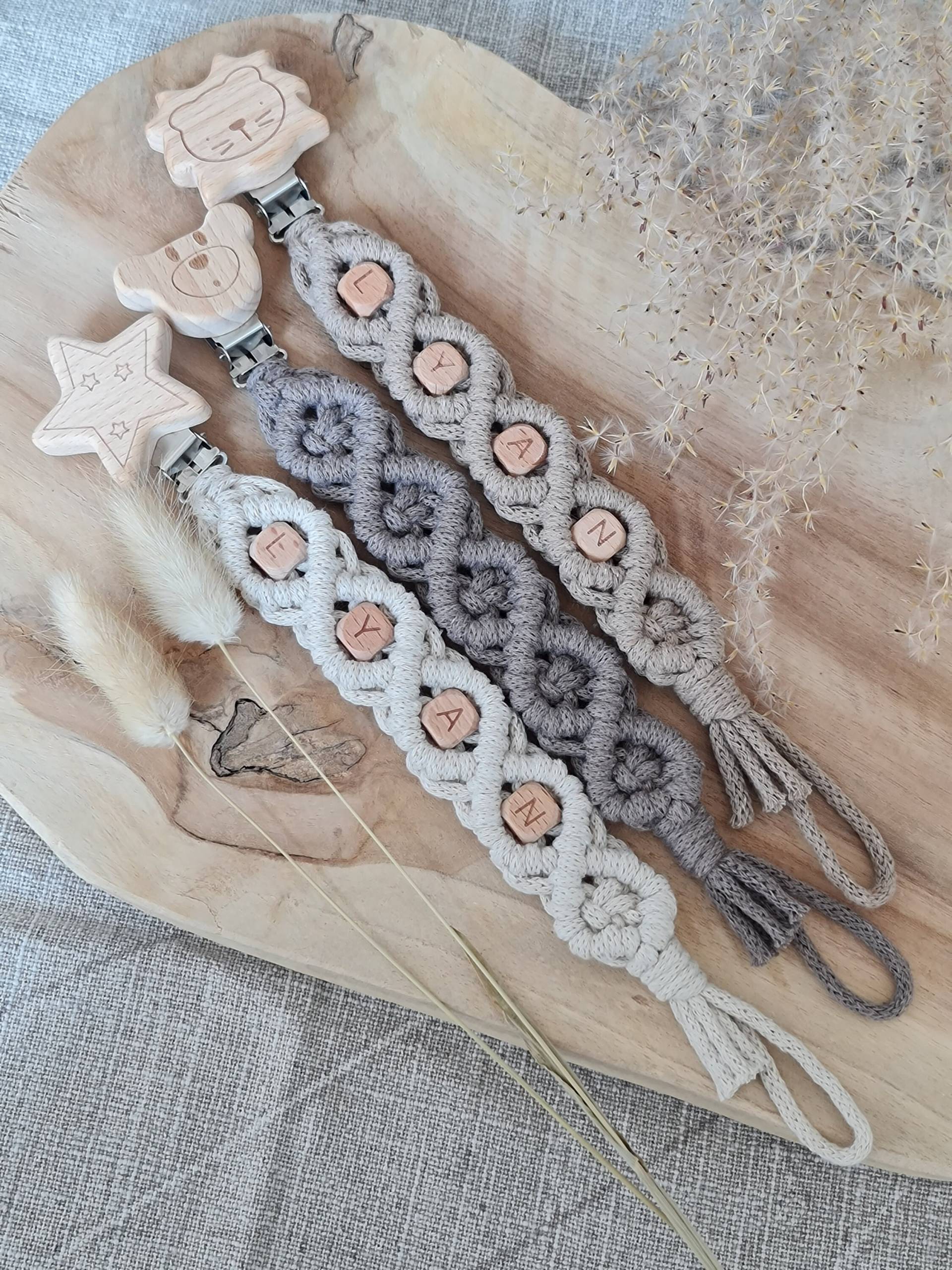 Makramee Schnullerkette Mit Namen, Schnullerkette, Schnullerhalter, Babygeschenk, Handmade, Handgemacht, 100% Baumwolle, Clip, Schnuller von AtelierAnkaShop