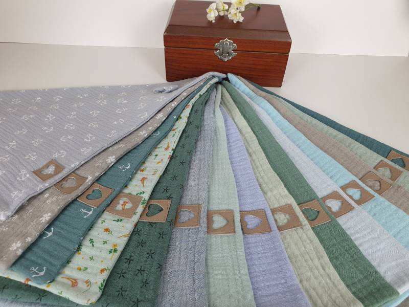 Bio Spucktuch Mulltuch Baby Musselin Dreieckstuch Zum Knoten in Verschiedenen Designs Anker Blumen Sterne Mint von AtelierHoney