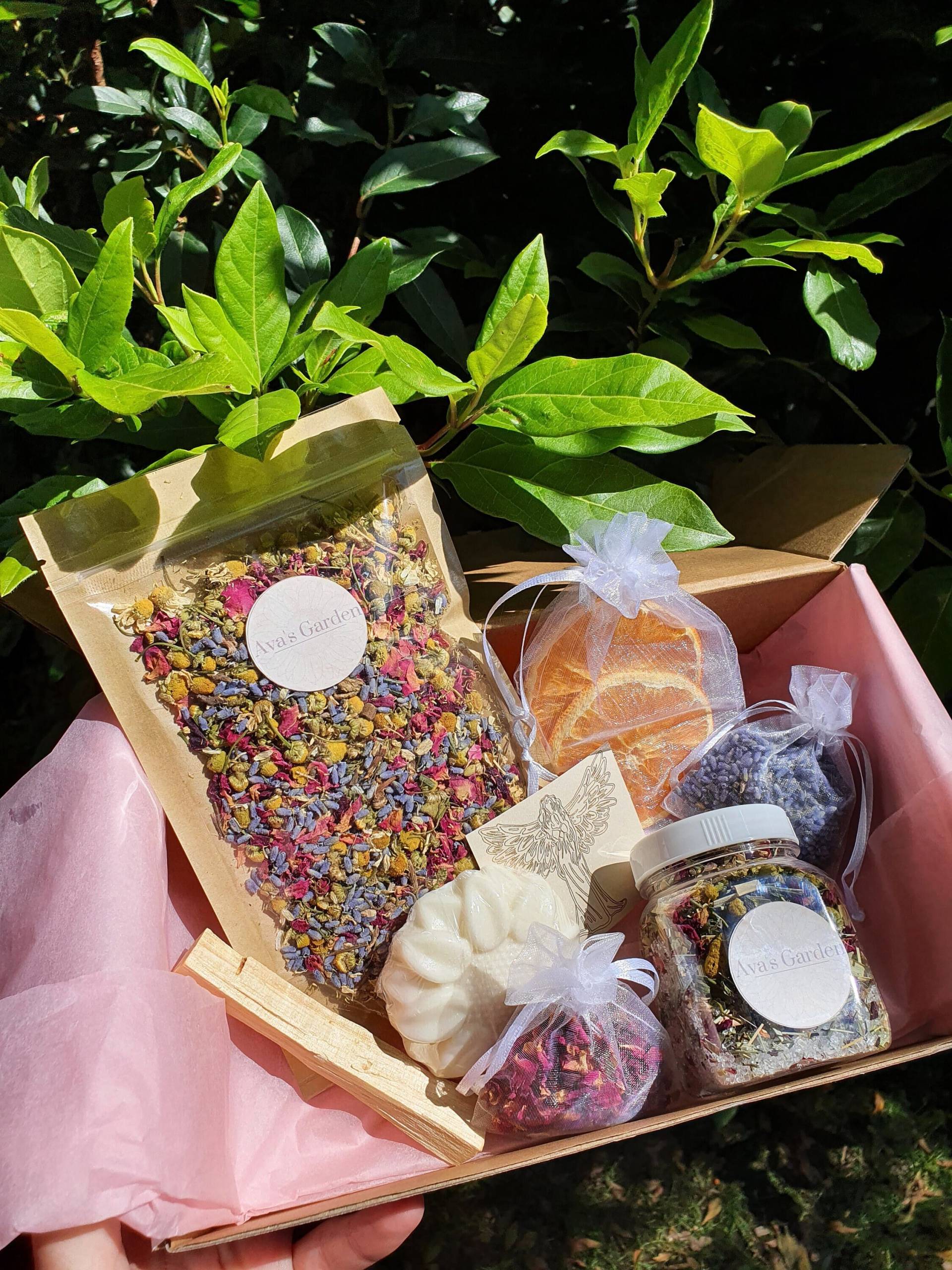 Geschenk Für Sie Personalisierte Geschenkbox Kräutertee, Bad-Mischung, Kerze, Tasche Von Lavendel Und Rosen von AvasGardenAustralia