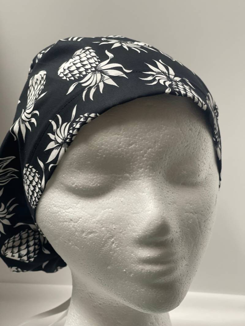 Hawaiian Print Schwarz Mit Einer Weißen Ananas Krankenschwestern Scrub Mütze/Bonnet Einheitsgröße von BDineCreations