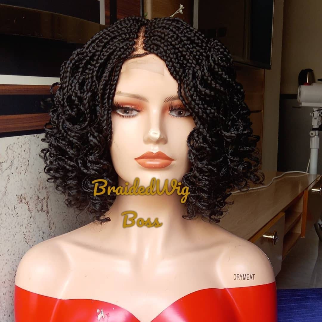 Kurze Lockige Geflochtene Perücke Auf Einem 2 Mal 4 Verschluss Mittlere Box Braids Für Schwarze Frauen Cornrows Wig Faux Locs Dreadlocks Lace Frontal von BRAIDEDWIGBOUTIQUE