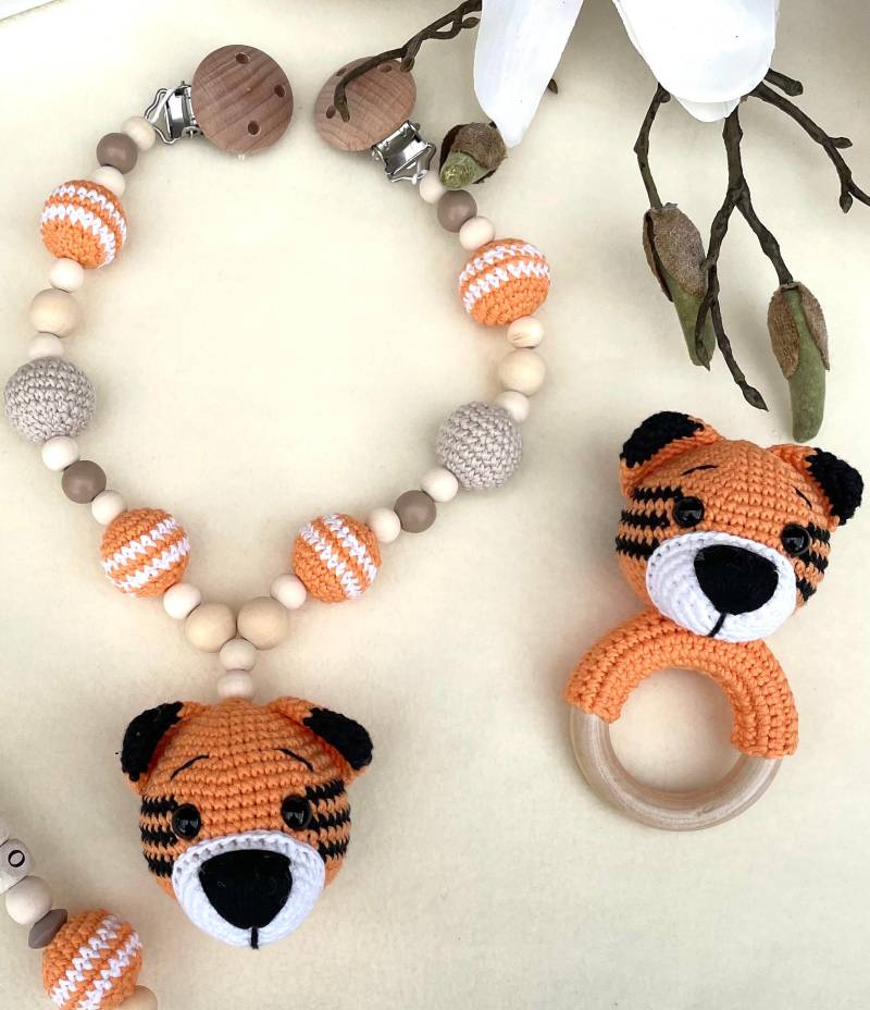 Tiger/Set Babyrassel Kinderwagenkette Geschenk Gehäkelt Handgemacht von BabyKnittingForYou