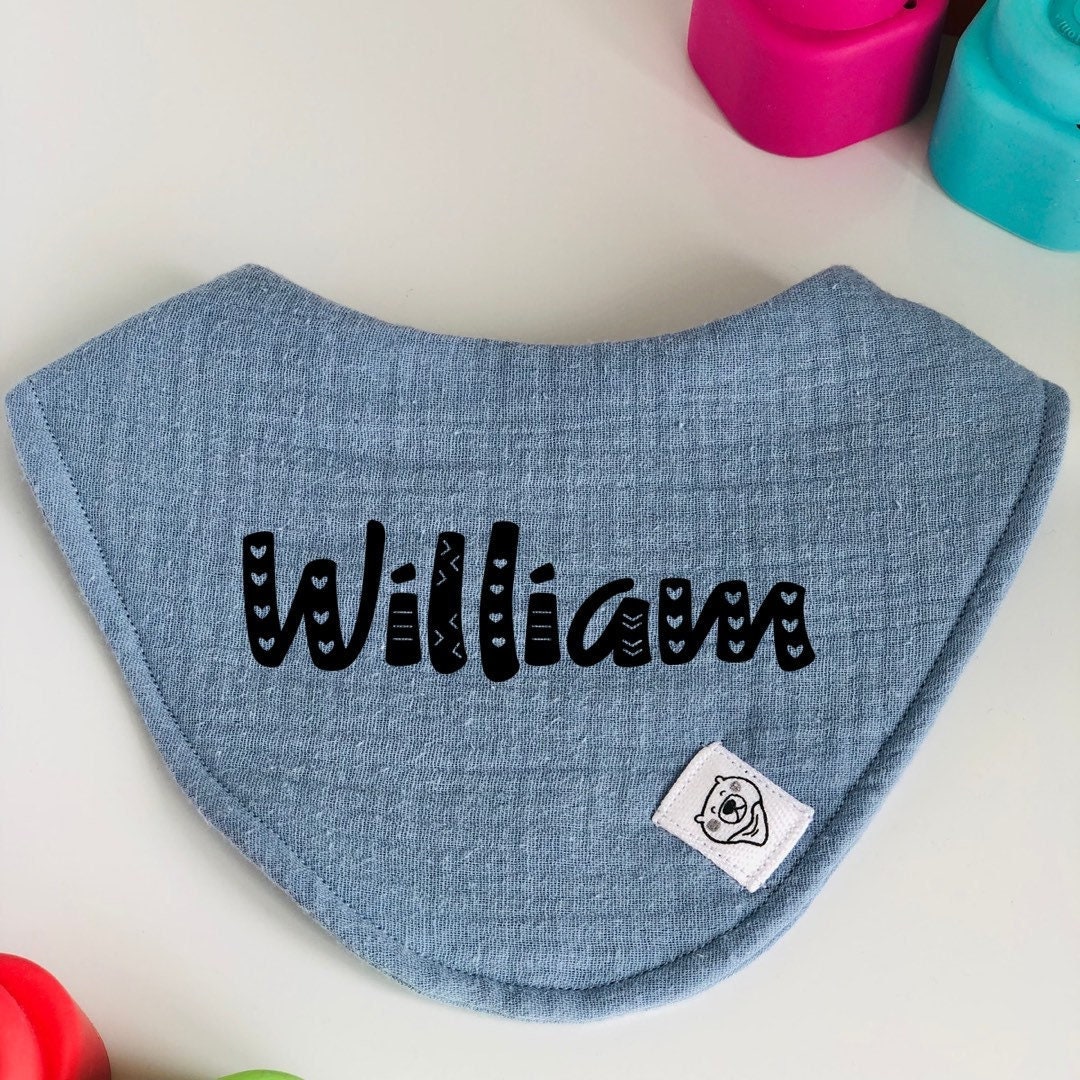 Personalisierte Musselin Baby Lätzchen Monogramm Mit Namen Geschenk Für Babyparty Babyname Enthüllen Requisiten Benutzerdefinierte von BabyMoller