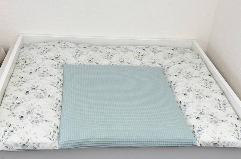 Schöne Wickelauflage Mit Eukalyptus Und Waffelstoff Hell Altmint Produktnummer Wa 0712 von BabyglueckDesign