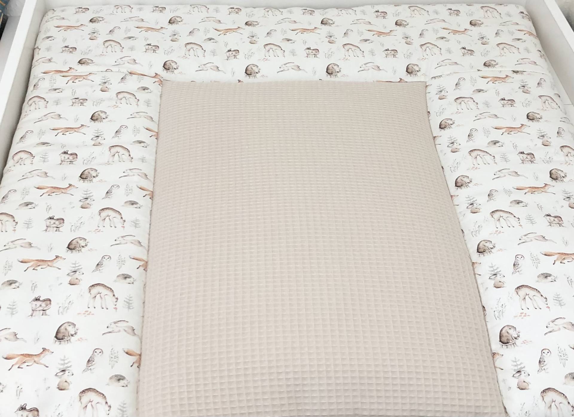 Schöne Wickelauflage Waldtiere Waffelstoff Beige Produktnummer Wa 0712 von BabyglueckDesign