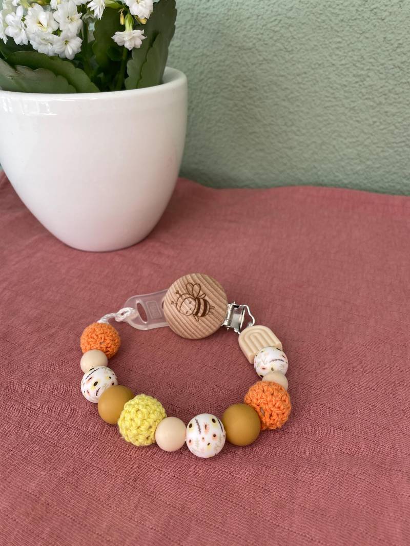 Hochwertige Handgemachte Schnullerkette Mit Clip Und Silikonring von BabyperlenDesigns