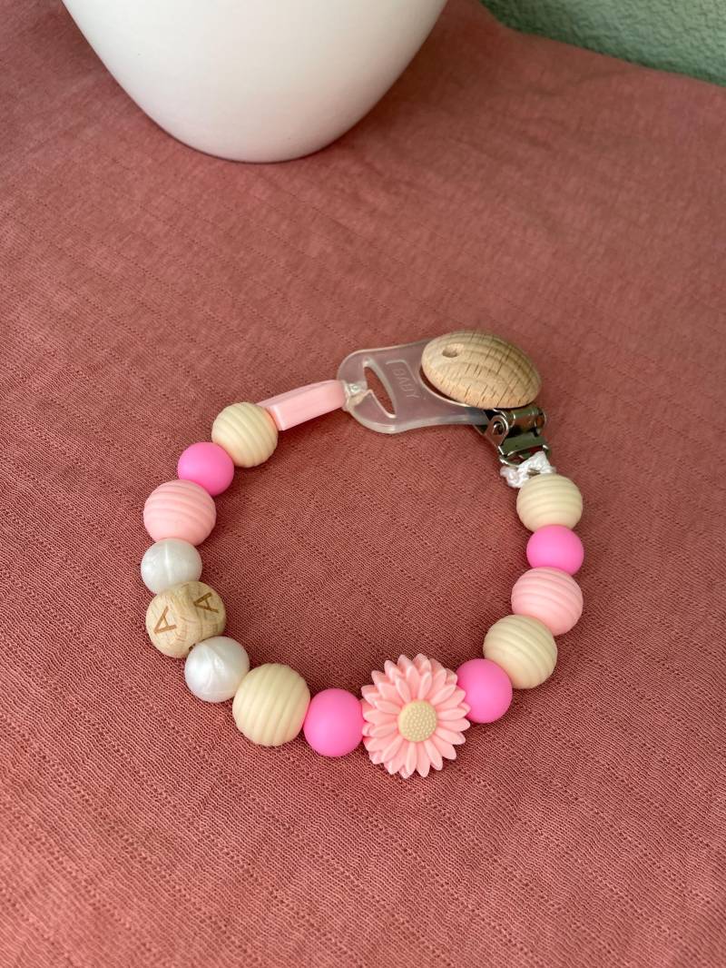 Hochwertige Handgemachte Schnullerkette Mit Clip Und Silikonring von BabyperlenDesigns