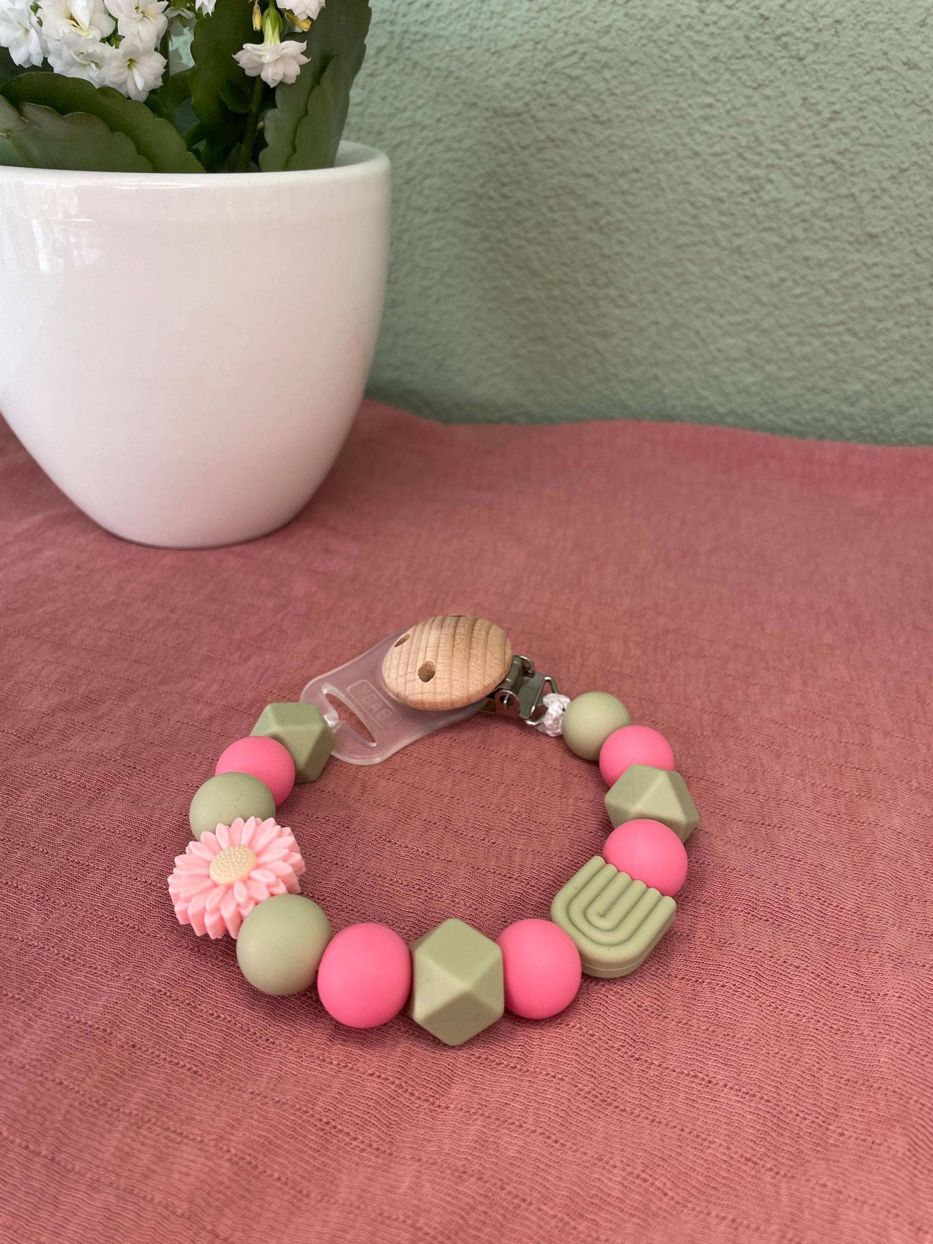 Hochwertige Handgemachte Schnullerkette Mit Clip Und Silikonring von BabyperlenDesigns