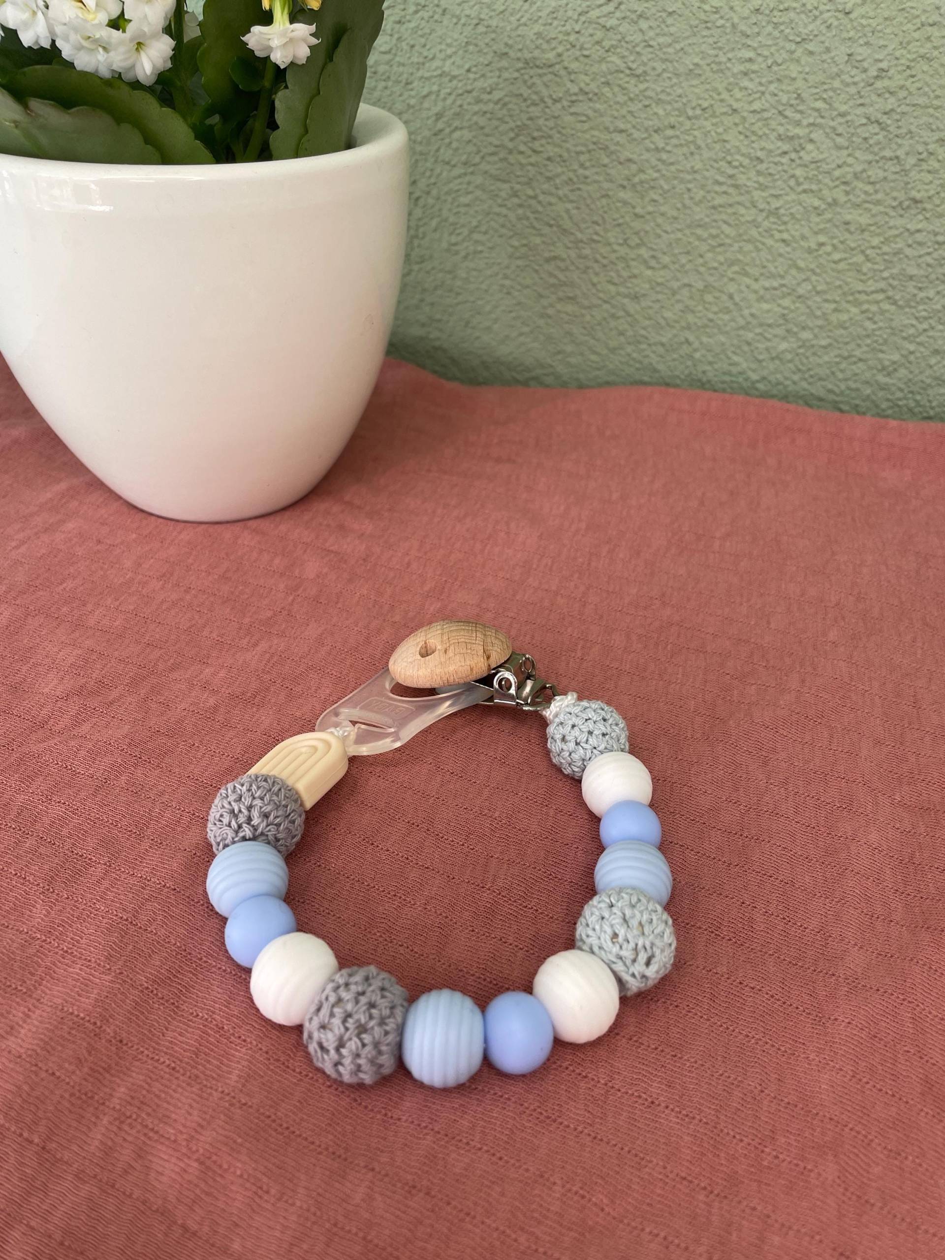 Hochwertige Handgemachte Schnullerkette Mit Clip Und Silikonring von BabyperlenDesigns