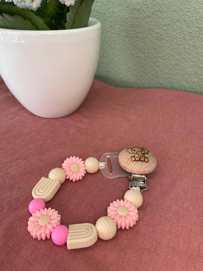 Hochwertige Handgemachte Schnullerkette Mit Clip Und Silikonring von BabyperlenDesigns