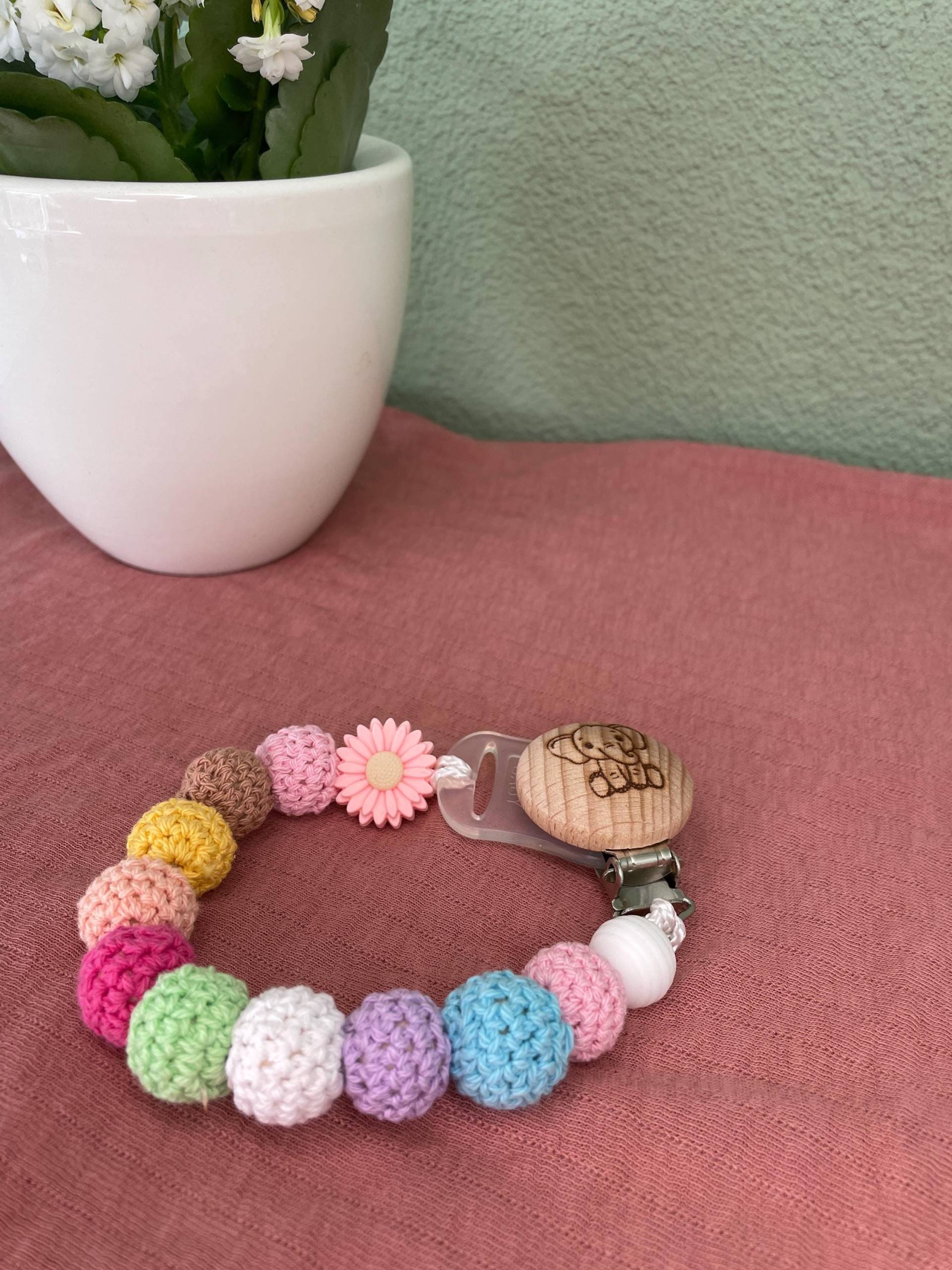 Hochwertige Handgemachte Schnullerkette Mit Clip Und Silikonring von BabyperlenDesigns