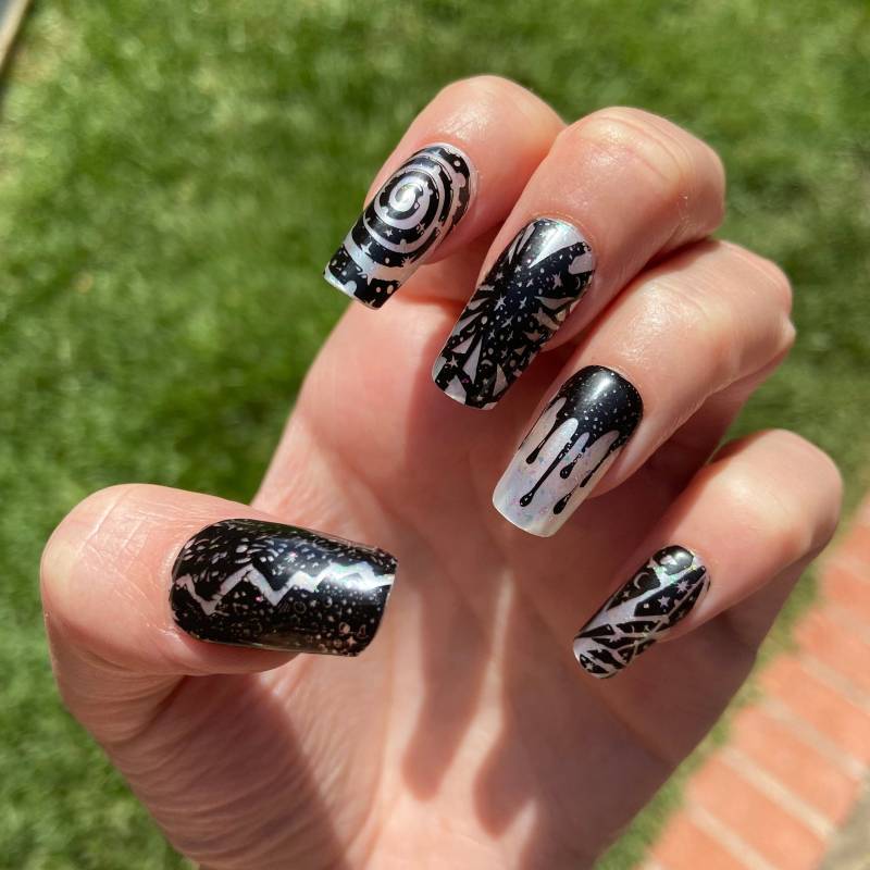 Gebrochene Space Nails ~ Medium Length Squoval Schwarz Perle Weiß Flocken Irisierend Sterne Wirbel Tropf Riss Zerbrochen von BadBitchNailsByLinz