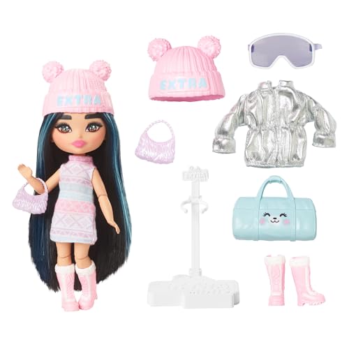 Barbie Extra Minis - Reisepuppe mit Accessoires für einen winterlichen Urlaub, inklusive Puppenständer, für Kinder ab 6 Jahren, HPB20 von Barbie