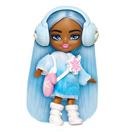Barbie Extra Mini Minis - Winteroutfit und Accessoires für modischen Urlaubsspaß, ca. 8 cm groß, inkl. Puppenständer mit Logo, für Kinder ab 6 Jahren, HPN08 von Barbie