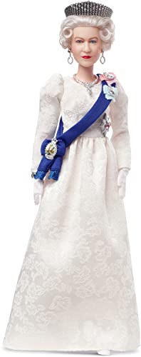 Barbie HCB96 - Signature Puppe Queen Elizabeth II. zum Platin-Jubiläum mit elfenbeinfarbenem Abendkleid, schmückendem Band, Krone und Handschuhen, inklusive Puppenständer, Geschenk für Sammler von Barbie