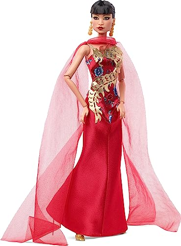 Barbie Inspiring Women - Hollywood-Ikone Anna May Wong in der Sammleredition im roten Abendkleid, Puppenständer und Echtheitszertifikat, für Sammler und Kinder ab 6 Jahren, HMT97 von Barbie