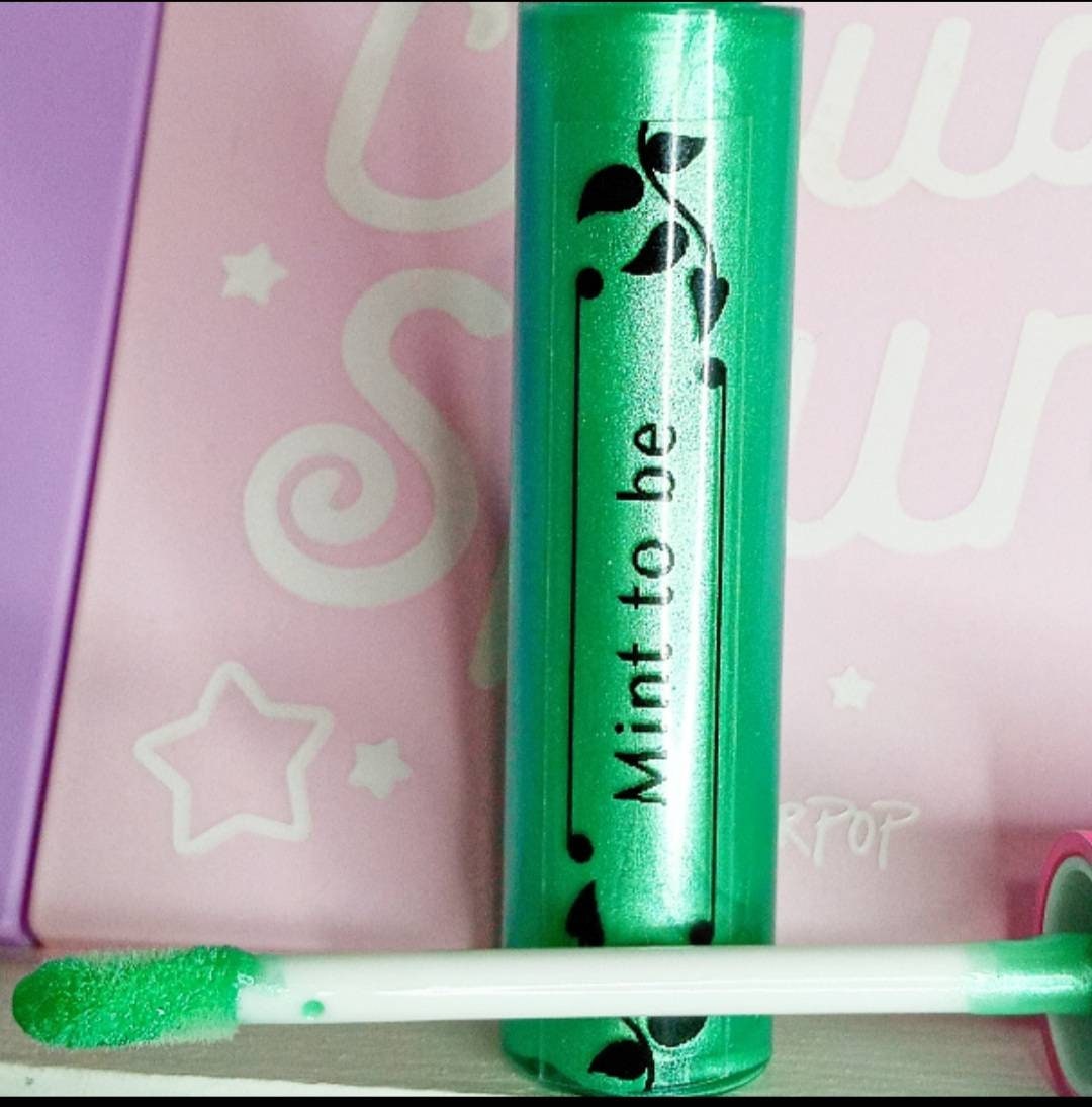 Feuchtigkeitsspendender Lipgloss in „Mint To Be" Mintgrün | 18 Einzigartige Geschmacksrichtungen von BasicWitchBeauty