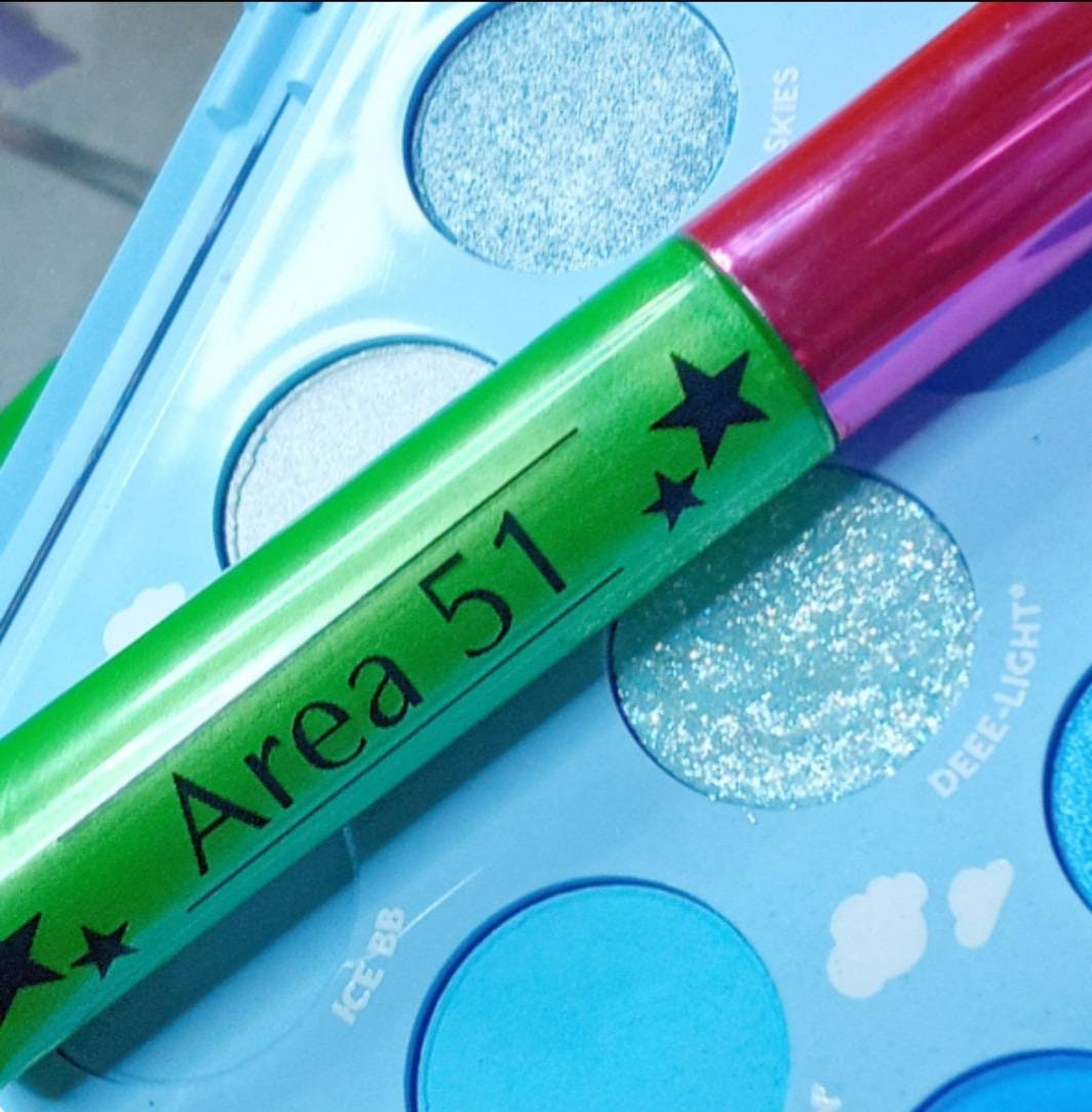 Ein Feuchtigkeitsspendender Lipgloss in Der Farbe „Area 51" Lindgrün von BasicWitchBeauty